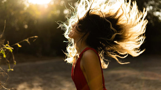 donna muove i capelli al sole