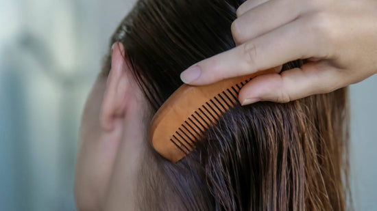 donna si pettina i capelli