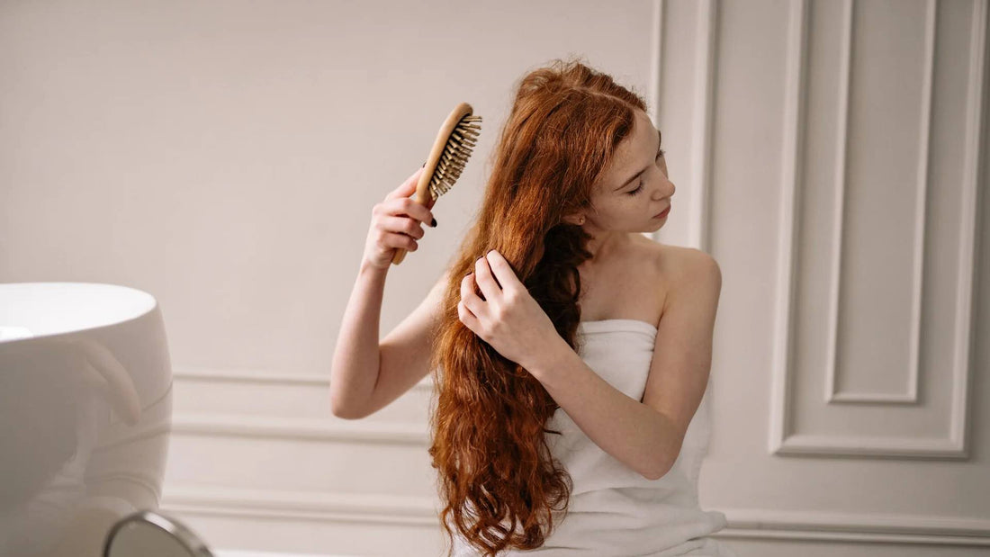 donna si pettina i capelli con la spazzola pulita