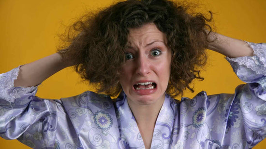 donna con capelli crespi