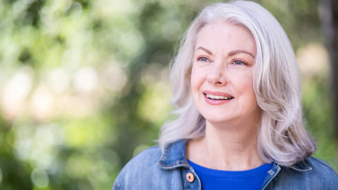 donna in menopausa con capelli bianchi