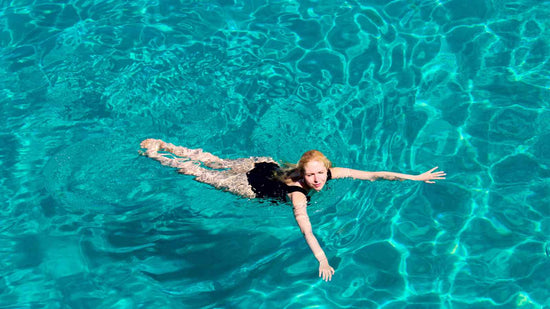 donna in piscina d'estate