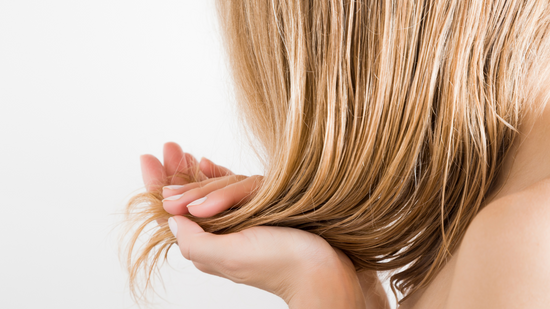 Capelli che cadono: cosa fare per prendersene cura e rinforzarli