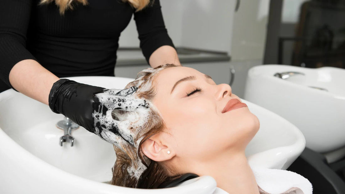 parrucchiera lava i capelli di una ragazza